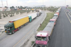 تجار ومؤسسات نقل يشكون تعطل أعمالهم بسبب تأخر فحص وتسجيل «المقطورات»