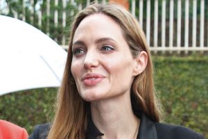 أنجلينا جولي تجسد شخصية والدتها في فيلم