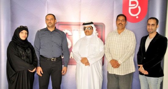 عبدالله بودريس أثناء تسليم الجوائز للفائزين في الأسبوع الثاني من مسابقة بتلكو للرسائل النصية