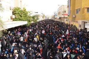 حشود بشرية تتجمع في الدراز رفضاً لمداهمة منزل الشيخ عيسى قاسم (صور)