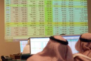 المستثمرون في السوق السعودية يحوِّلون الدفَّة نحو الأسهم الآمنة