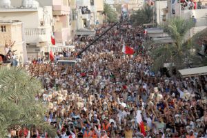 حشود جماهيرية تتمسك بالمطالب الشعبية وتندد بمداهمة منزل الشيخ عيسى قاسم