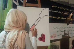 عدد من الرسامين والخطاطين يشاركون بفعالية عن أضرار التدخين... (صور)