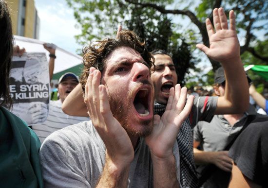 شاب سوري في ماليزيا يشارك في تظاهرة مساندة للمعارضة السورية - afp