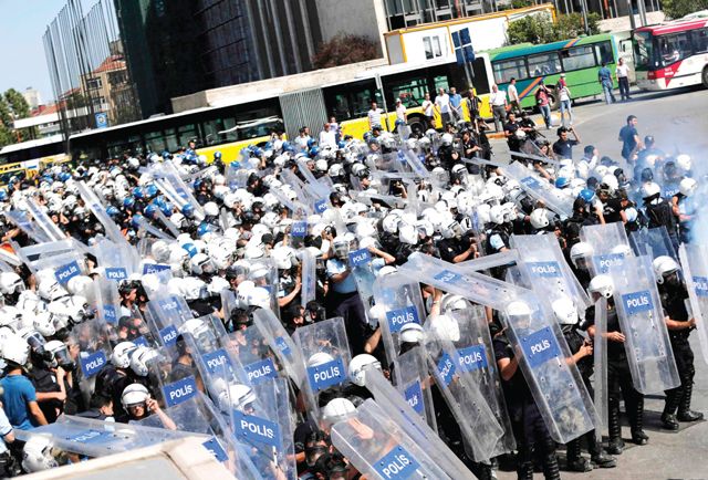 شرطة مكافحة الشغب تحمي نفسها من الحجارة من قبل المتظاهرين خلال احتجاج مناهض للحكومة في وسط اسطنبول - REUTERS