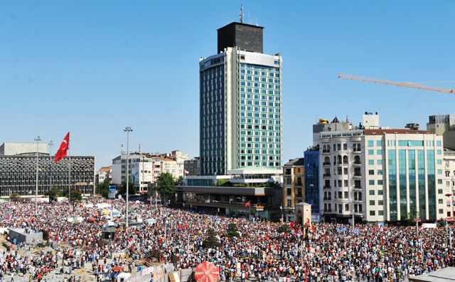 أردوغان يسحب قوات الأمن من ساحة تقسيم ويفتح الطريق أمام المحتجين - AFP