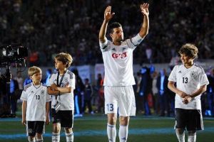 بالاك يسجل هاتريك في مباراة اعتزاله