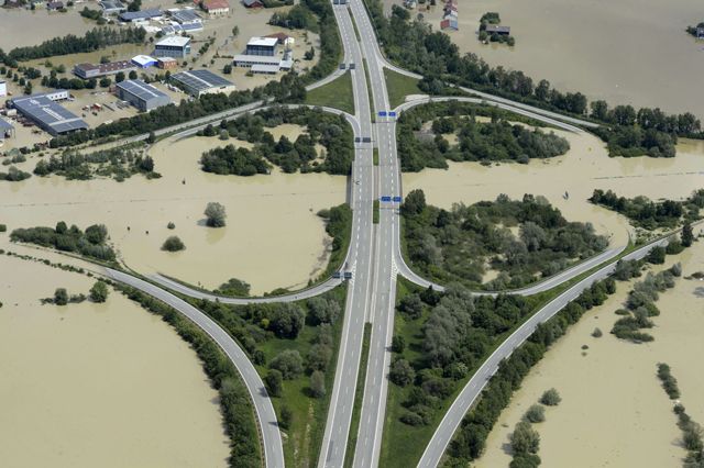 إحدى الشوارع السريعة في ألمانيا غمرتها الفيضانات - AFP