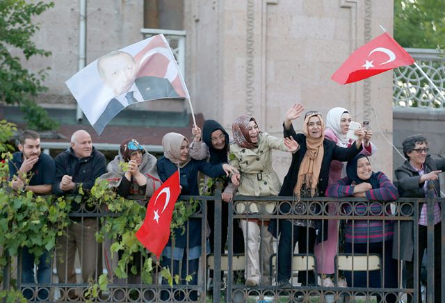 مناصرو أردوغان يستقبلونه لدى وصوله لأنقرة - REUTERS