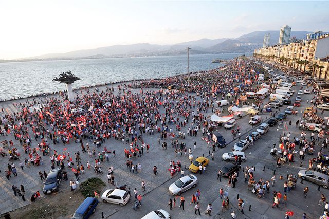 حشود من المتظاهرين تقف بالقرب من الساحل في أزمير بتركيا - AFP