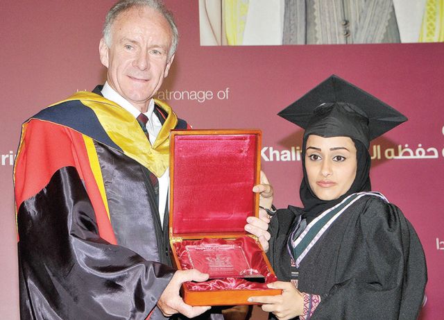 تكريم إحدى خريجات الجامعة - تصوير : عقيل الفردان