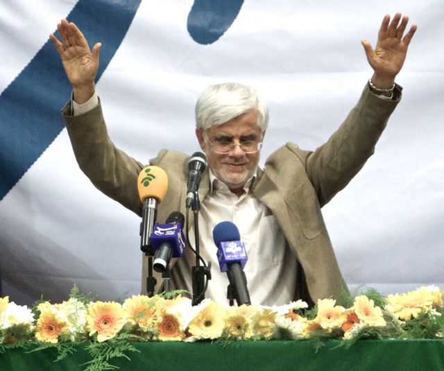 المرشح المنسحب محمد رضا عارف - AFP