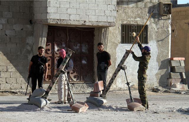 مقاتلو المعارضة السورية يستعدون لإطلاق قذائف في جنوبي دمشق 	 - AFP