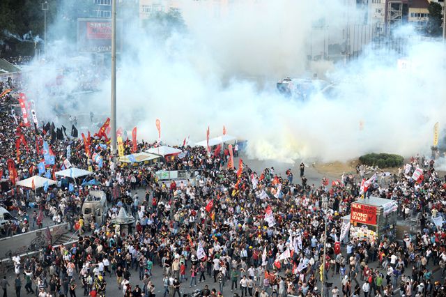 مسيلات الدموع تغطي ساحة المواجهات - AFP