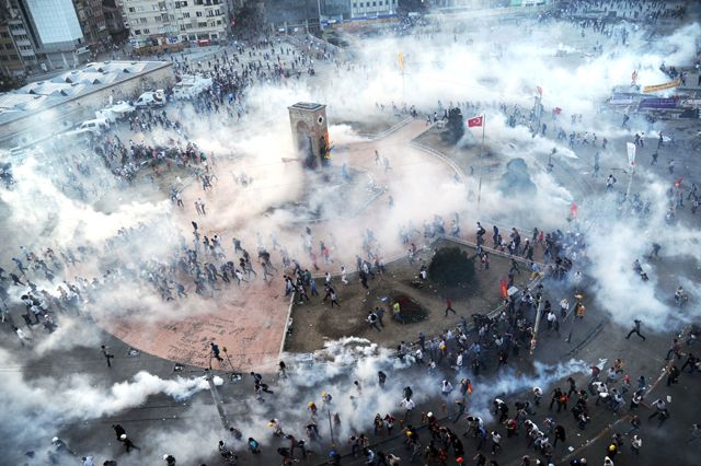 اشتباكات بين الشرطة التركية والمتظاهرين في ساحة تقسيم في اسطنبول أمس  - AFP