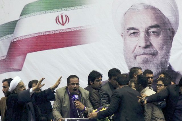 روحاني يحيي أنصارة أثناء تجمع انتخابي في شيراز  - REUTERS