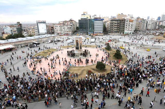 المتظاهرون يعودون من جديد إلى ساحة تقسيم -REUTERS