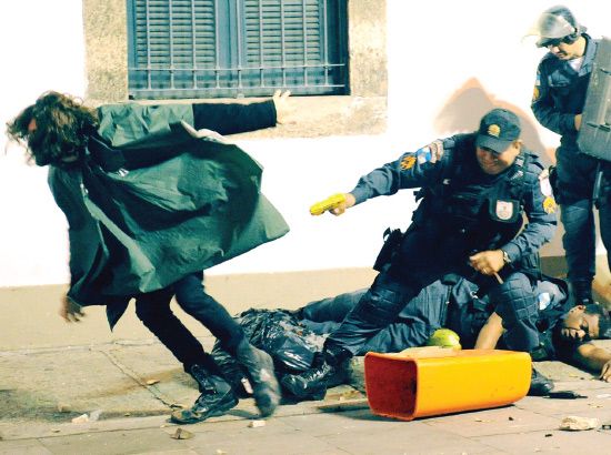 مواجهات بين الشرطة البرازيلية والمتظاهرين- AFP