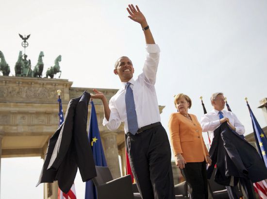 الرئيس الأميركي يلوح بيده بعد الانتهاء من خطابه في ساحة براندبورغ-رويترز