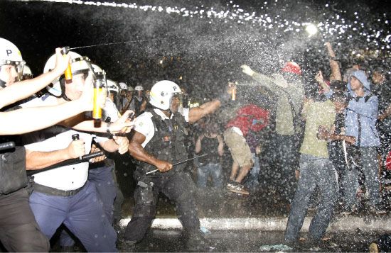 الشرطة البرازيلية تستخدم رذاذ الفلفل لتفريق المتظاهرين - afp