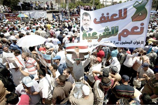  أنصار مرسي يتظاهرون في القاهرة تأييداً للرئيس - afp