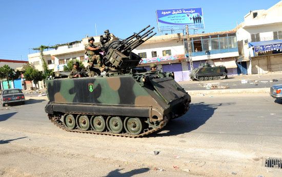 دوريات للجيش اللبناني في شارع قريب من معبر المصنع في وادي البقاع - afp