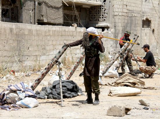 مقاتلو «الجيش الحر» يعدون قاذفات لإطلاق صواريخ في ريف دمشق-رويترز