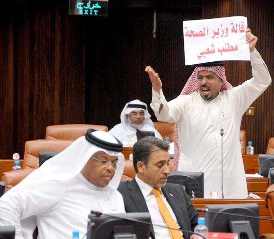 شمطوط رافعاً ورقة طالب فيها بإقالة وزير الصحة