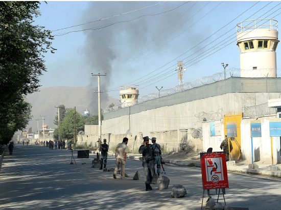 الدخان يتصاعد بالقرب من القصر الرئاسي الأفغاني - AFP