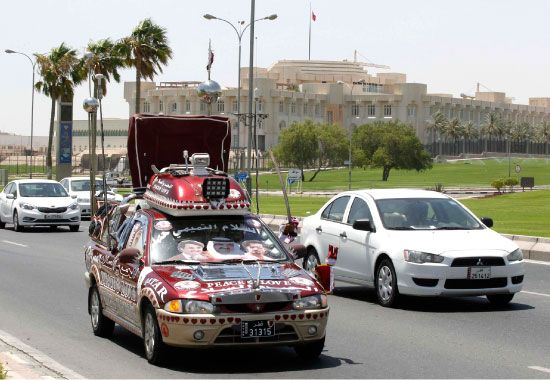 مواطن قطري يزين سيارته بصور القيادة القطرية