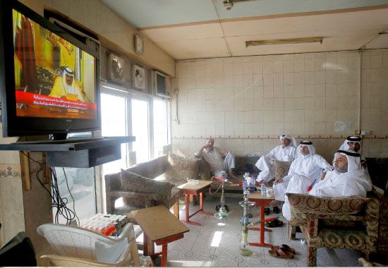 مواطنون قطريون يشاهدون خطاب الأمير الشيخ حمد بن خليفة آل ثاني - reuters