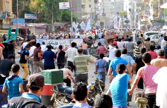 متظاهرون مناهضون للحكومة المصرية في اشتباك مع الموالين للحكومة في مدينة دلتا النيل - afp