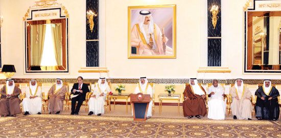 العاهل مستقبلاً الوفود المشاركة في المنتدى