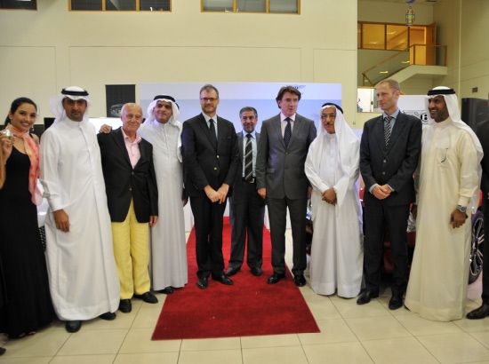 إداريو الحواج مع السفيرين البريطاني والفرنسي أثناء تدشين عطر «بنتلي» الجديد - تصوير احمد ال حيدر