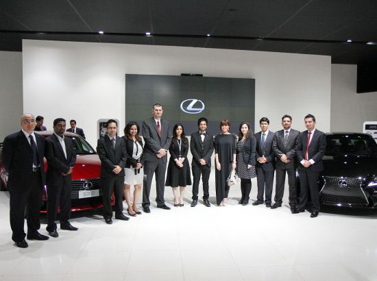 موظفو ومديرو «إبراهيم خليل كانو» يحتفلون بتدشين السيارة الجديدة