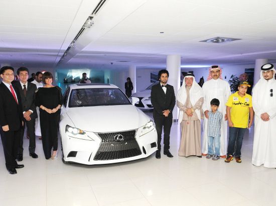مديرو «لكزس» اليابان وإداريو شركة إبراهيم خليل كانو أثناء تدشين «لكزس IS» الجديدة - تصوير عيسى ابراهيم