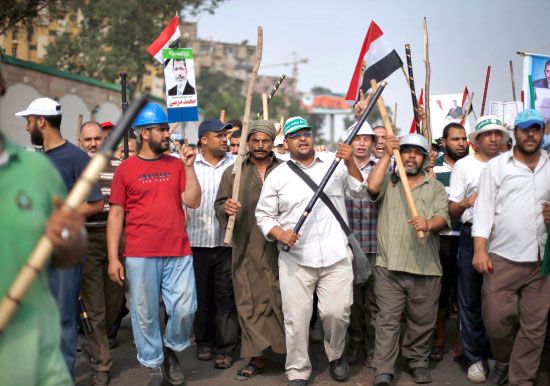 أنصار الرئيس المصري يحتشدون أمام مسجد رابعة العدوية بمنطقة مدينة نصر  - reuters