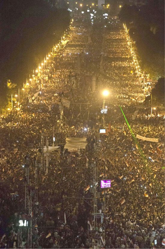 المتظاهرون يملأون الشوارع أمام قصر الرئاسة في القاهرة  - afp