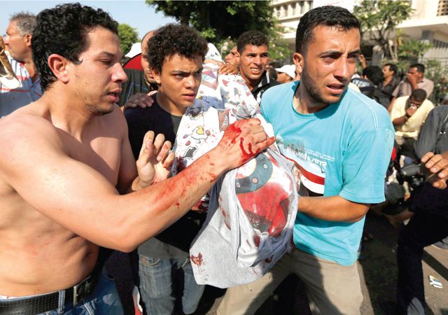 مصابون في اشتباكات أمس - REUTERS