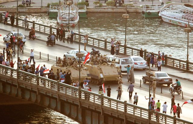 جنود من الجيش على الجسر المؤدي إلى ميدان التحرير في القاهرة - REUTERS