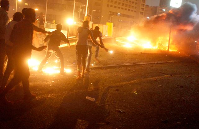 اشتباكات بين مؤيدي مرسي ومعارضيه قرب ميدان التحرير - REUTERS