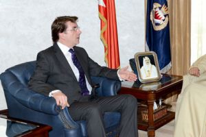 السفير البريطاني يعرب عن تعازيه لوفاة رجل أمن