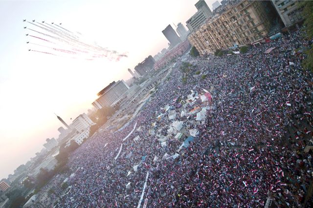 مقاتلات تحلق فوق ميدان التحرير وتنفث أدخنة بألوان علم مصر  - AFP