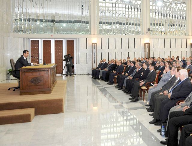 الرئيس السوري بشار الأسد يرأس الجلسة العامة للجنة المركزية لحزب البعث الحاكم في دمشق... وفي الإطار غسان هيتو - REUTERS