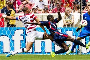 الولايات المتحدة تهزم كوبا لتتأهل لدور الثمانية في الكأس الذهبية