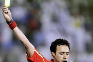 الحكام السعوديون يشهرون 2844 إنذاراً في 4 مواسم