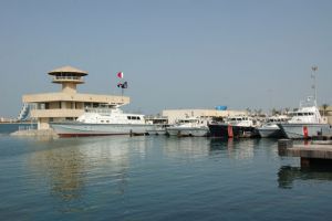 خفر السواحل تنقذ شاب جرفه التيار البحري أثناء ممارسته السباحة