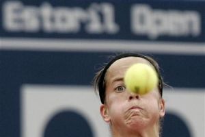 الاسبانية دومينجيز تتقدم في بطولة السويد للتنس