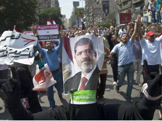 أنصار مرسي يشاركون في مسيرة متجهة نحو جامعة القاهرة-AFP