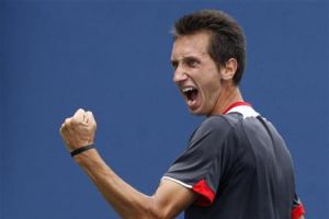 قاهر فيدرير يخرج من بطولة جشتاد للتنس